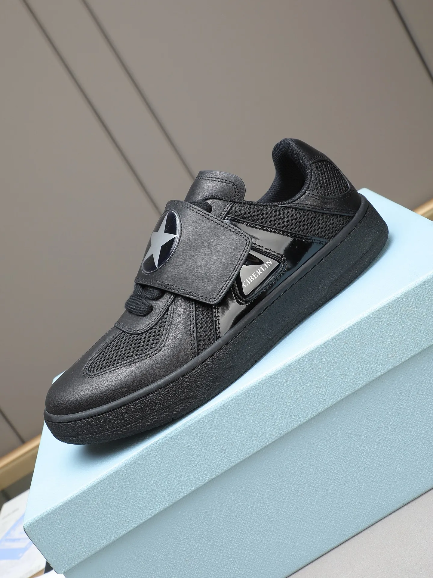 Men's shoes 💰600 [LANVIN] The latest fashionable item! High quality CLAY series‼ ️ The latest trendy products of the season 🌈Many bloggers have planted grass and purchased the original open-mold customization. The upper and outsole are sewn with mark threads without edge sealing. Multiple material splicing combination design. Very versatile for fashionable and casual wear. Comfortable on the feet. Self-recommended. Upper cowhide + cow suede + breathable mesh lining. Foot-padding cowhide. Exclusive original open-mold clear logo rubber outsole ⚠️38-44 (customized for 45)